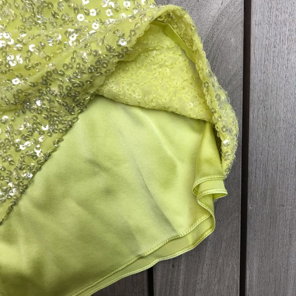 VINCE CAMUTO Yellow Sequin Crew Short Sleeve Dress - Picture 4 of 6